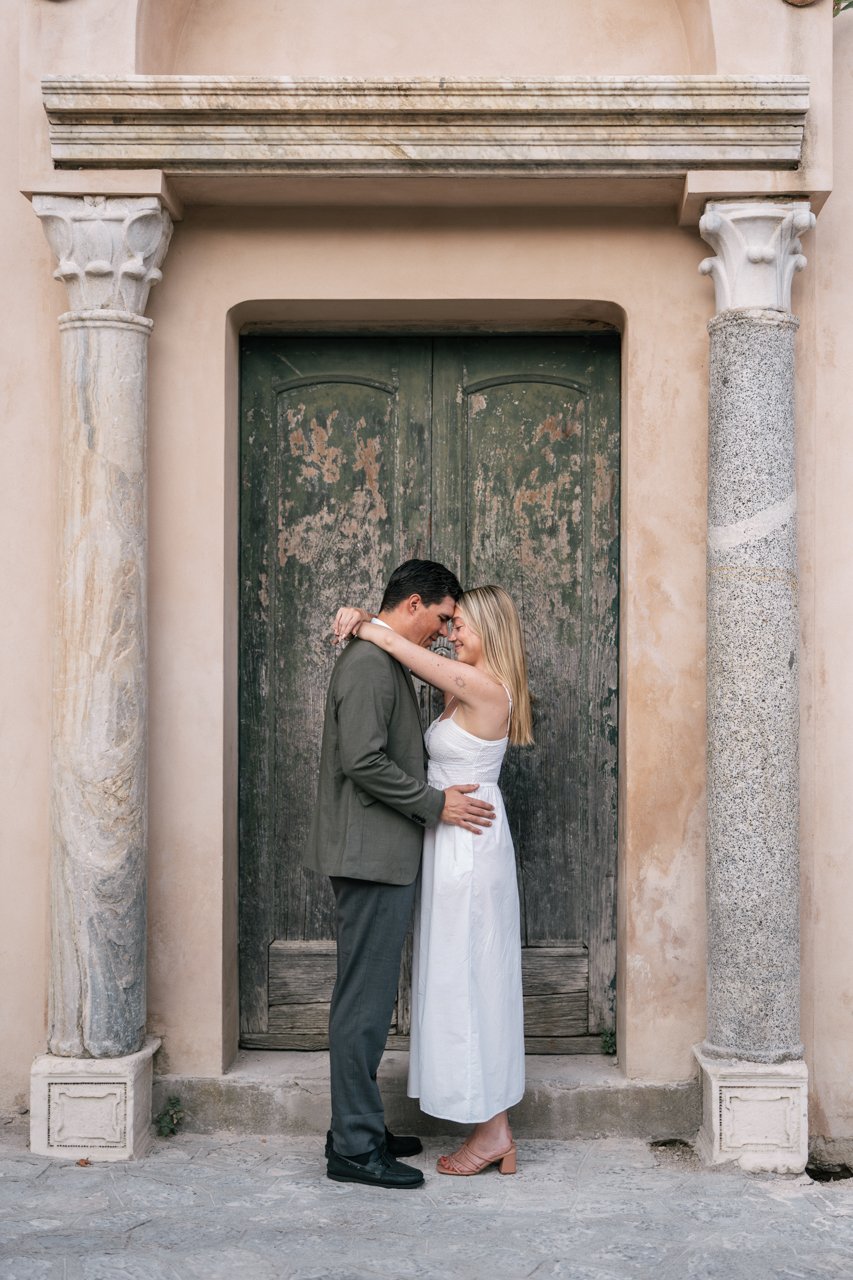 Romantic couple photoshoot in Italy in front of historic doorway