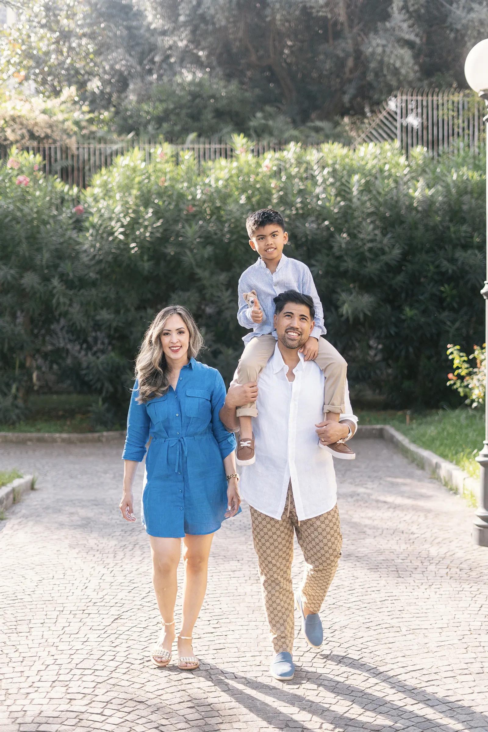 Family photoshoot in Italy with parents walking and child on father’s shoulders