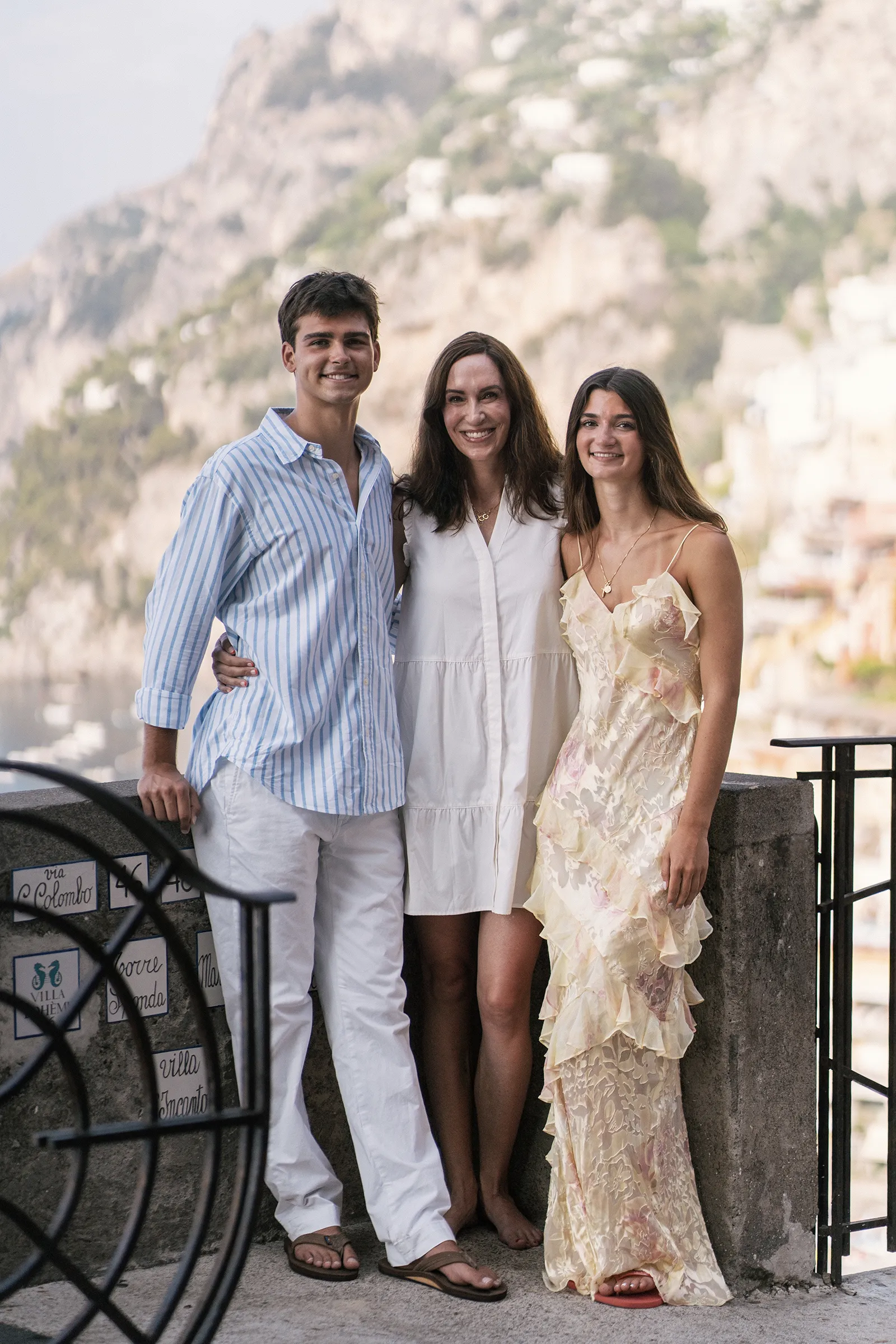https://travelphotomatch.it/wp-content/uploads/2026/02/Family-photoshoot-on-the-Amalfi-Coast-with-scenic-cliff-view.webp