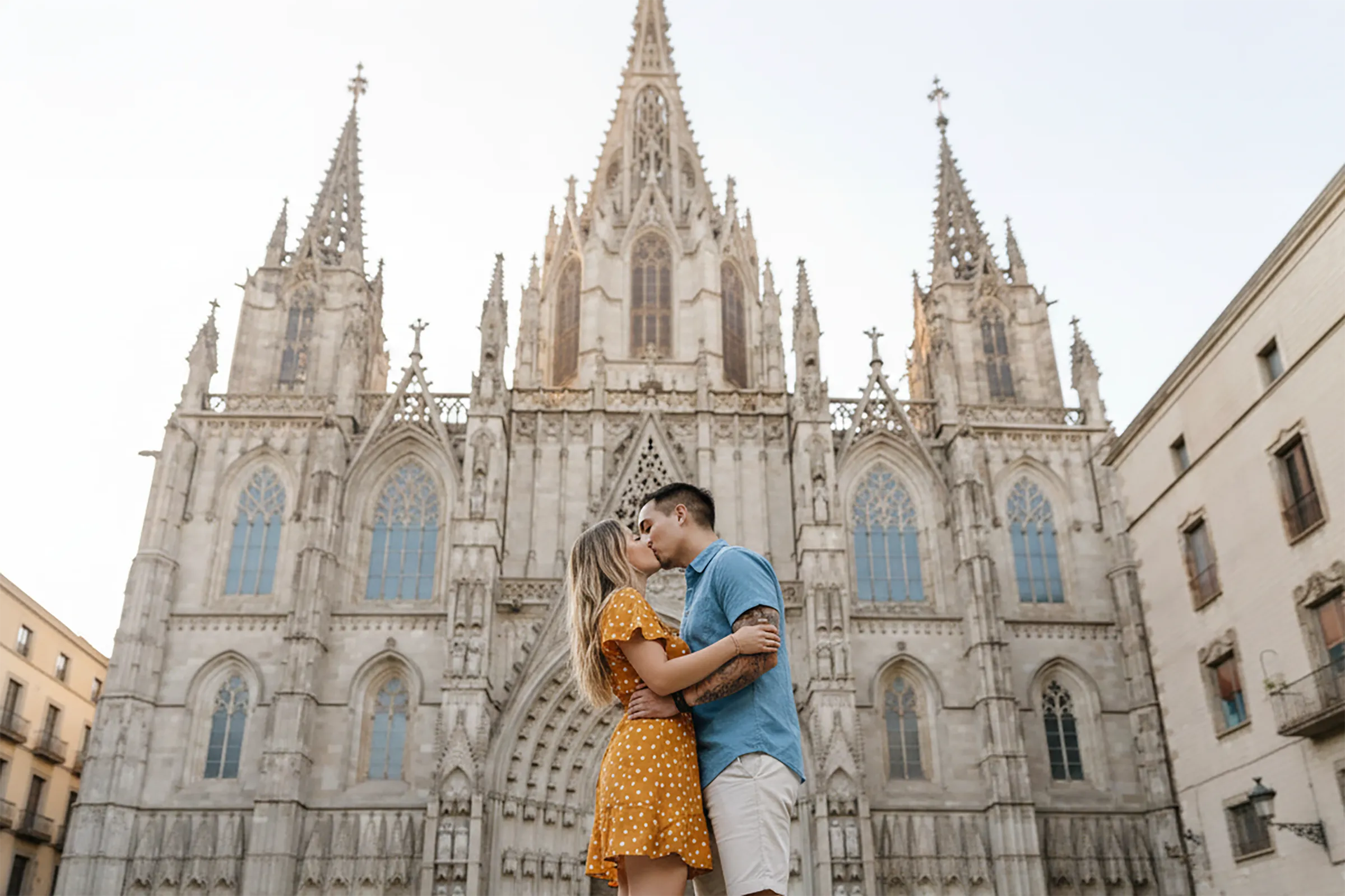 Couple photoshoot in Barcelona in front of the Gothic Cathedral